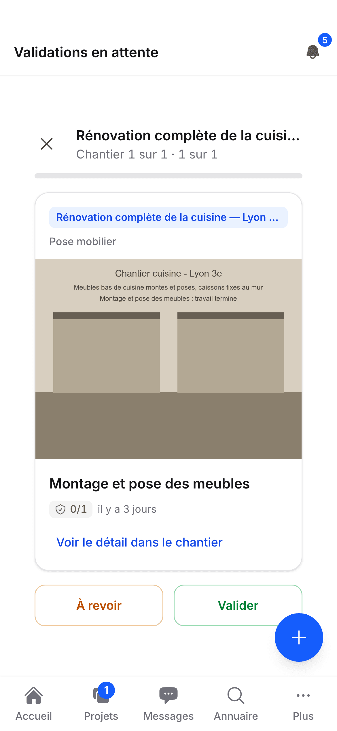 Écran mobile « À valider » : une carte présente une étape terminée avec ses photos, à confirmer ou à renvoyer d'un geste, au-dessus de la barre d'onglets.